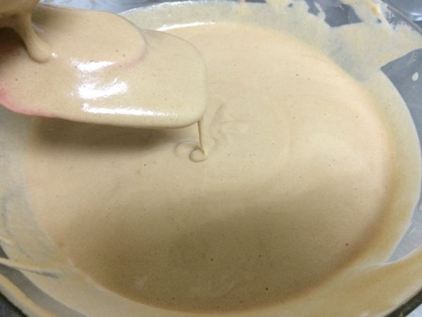 取些蛋白至蛋黃糊拌勻。蛋黃糊再過篩到蛋白，切拌勻。