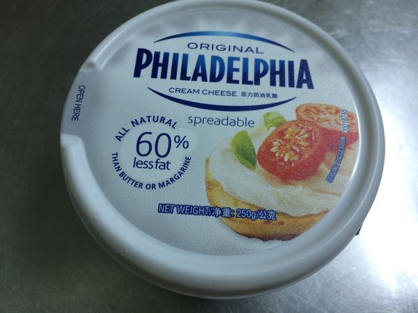 (1)牛奶+無鹽奶油+奶油乳酪（圖片）+巧克力，加熱融化攪拌均勻。
(2)篩入麵粉+玉米粉拌勻。
(3)蛋黃打散分三次拌入(1)中。