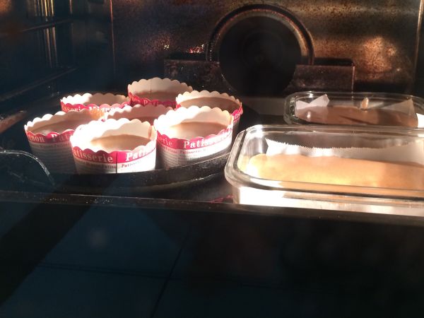 烤盤加入水1cm高，180度預熱10分。杯子蛋糕180度烤15分，160度烤15分。保鮮盒的蛋糕再多烤10分。