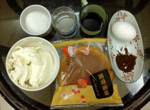 蛋黃加入1/4的糖，打至發泡呈現鵝黃色，在加入軟化切小塊的馬司卡彭起士，並混合均勻。