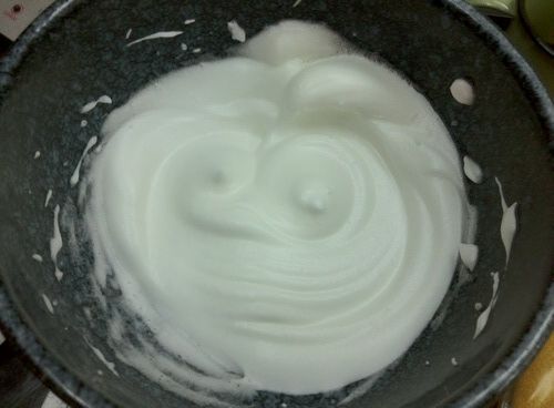 蛋白加入一小撮糖，打至起小氣泡。持續打發蛋白，並剩下的糖分三次加入，直到打蛋器拉起時蛋白呈現尖角狀。