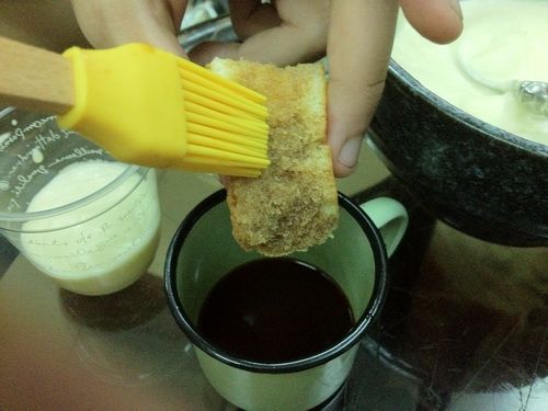 將蛋糕切成小塊，並充分的刷上4的咖啡酒液，放置容器中。