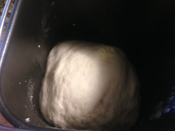 把所有麵團的材料丟到麵包機裡，按下發麵功能，45-60分鐘就會有一個發好的麵團。麵團的材料和饅頭差不多，只是不加水，加鮮奶，做出來的麵團更多了奶香。喜歡原味的也可以放水來做。沒有麵包機的人也沒有關係，麵團材料放在一個攪拌盆裡揉成一個三光麵團後，蒸籠下層放熱水，把麵團放在上層幫助發麵。