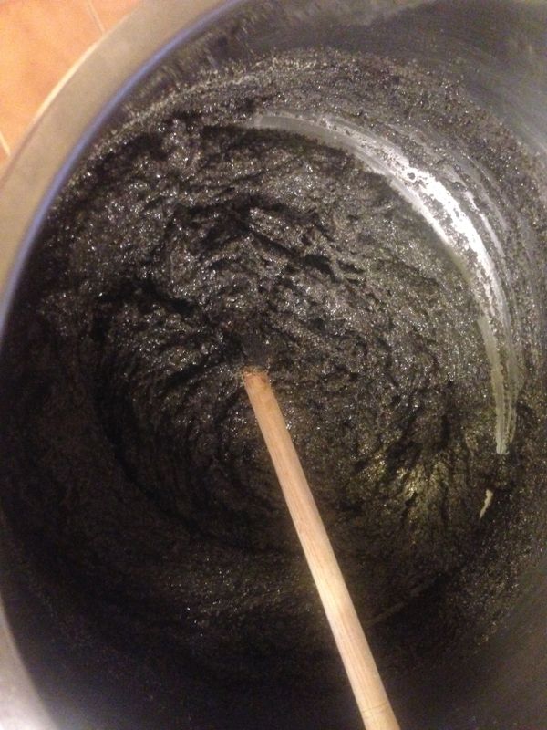 在等待發麵的時候，可以準備內餡兒。很簡單，首先把糖加上2T的水放入一個小鍋，小火融化糖以後關火，放涼以後加入液態鮮奶油，和芝麻粉成濃稠狀如圖，就是芝麻餡兒。我覺得用鮮奶油比奶油清淡，這個芝麻餡不會太油，不像芝麻湯圓會流沙，不過也不會乾澀，潤口清爽，如果買不到鮮奶油可以用奶油或其他油來代替。