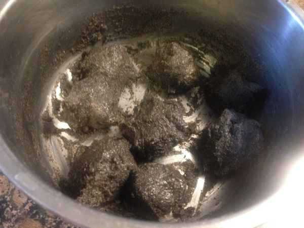 甜度和油度可以自行調整，內餡兒做好以後放入冰箱冷藏至少一小時，冰過以後變得比較硬，更好操作。分成八份。準備做八個芝麻包。