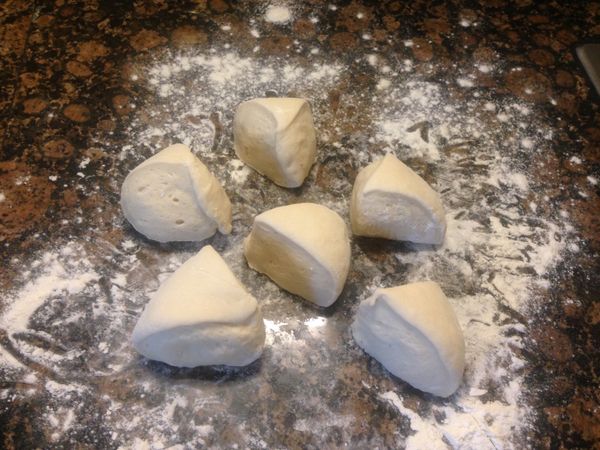 把發好的麵團倒在工作台上，灑上一點點手粉，本來應該切成8塊，我一邊和老媽聊天一邊切，就很習慣很自然的切成了六塊😜，等到發現已來不及，那就將錯就錯，做六個大的也行😜。所以做飯還是要專心才好。😝