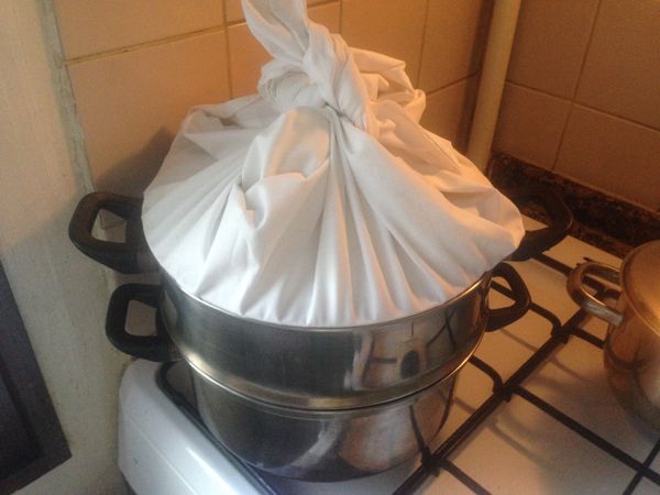 蒸包子的時候記得一定要大火，而且蓋子上要包塊布，才能防滴水，包子蒸出來才漂亮。