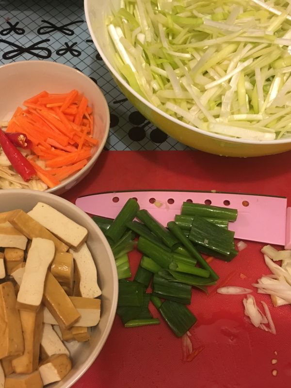 備料時光屋

韭黃切段，
豆乾切片，
蒜頭切丁，
嫩薑切絲，
蔥白斜切，
青蔥切段，
蘿蔔切絲，
辣椒劃開，
以上完成後，此項家常料理就完成了百分之85了！