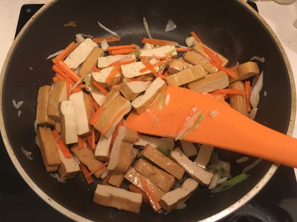 蒜+薑+蔥白先爆香。
加入紅蘿蔔與豆乾大火快炒約三分鐘後加入一瓢醬油翻炒，蓋上鍋蓋，等入味。