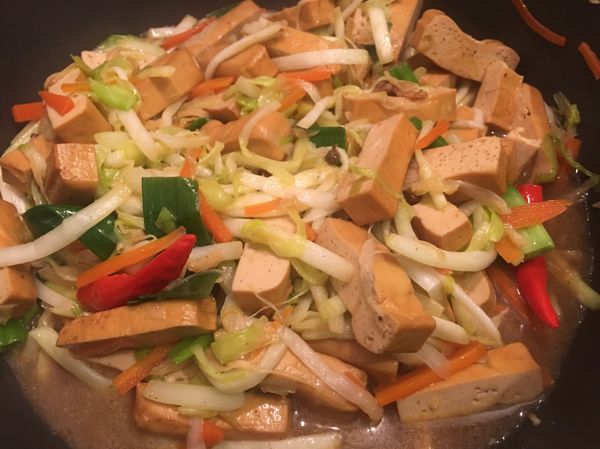 約三分鐘放入青蔥段翻炒，
灑點白胡椒後就可關火盛盤囉～

注意⚠️
此料理重點是放在豆乾的入味，
下韭黃之前記得試吃一下豆乾是否是你滿意的口感喔～～