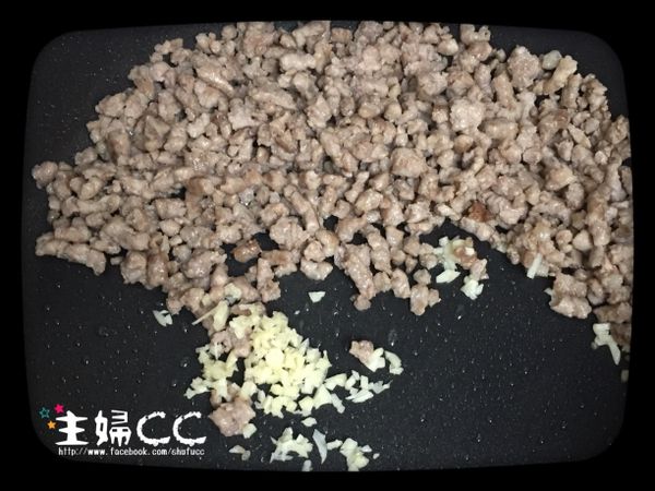 絞肉入平底鍋炒出油脂及顏色後，加入蒜末炒香