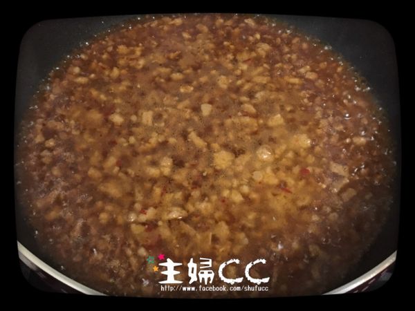 1）炒過的蒜頭絞肉嗆入米酒
2）將米酒水分炒至蒸發後，加入醬油、味琳、辣豆瓣醬炒出香氣
3）加水並大火煮滾後，轉小火煮約5分鐘