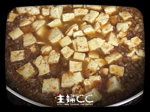 將瀝乾的豆腐加入平底鍋中，稍微撥動一下，加蓋續煮5分鐘