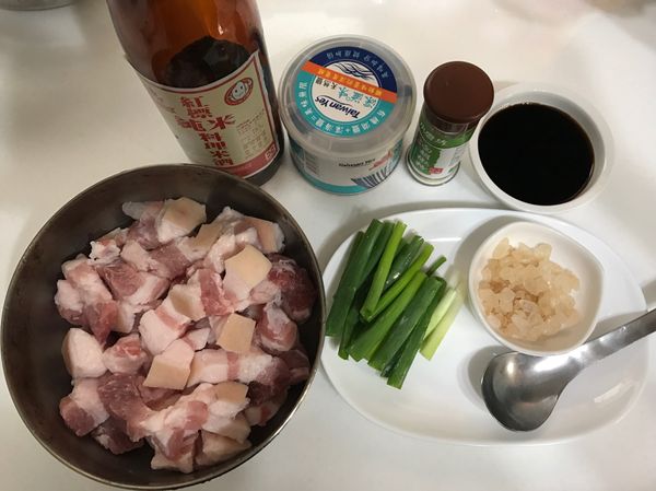 三角肉切成1cm寬川燙備用。
蔥切成5cm長。
栗子洗淨備用。
醬油4匙、冰糖2匙、米酒1匙、鹽少許、白楜椒少許。
（噢...栗子哪兒去了？忘記入鏡😜)