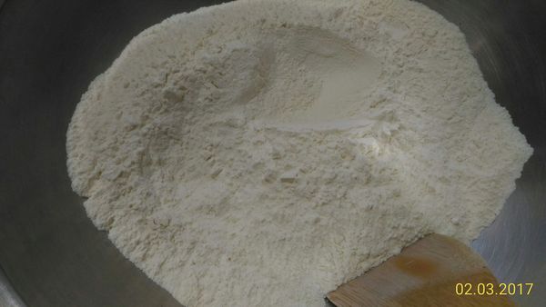 中粉+無鋁泡打粉+糖，先攪拌均勻。