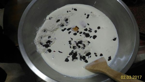 最後加入蔓越莓，攪拌均勻成糰即可。
切勿過度攪拌，會影響司康蓬鬆口感喔！