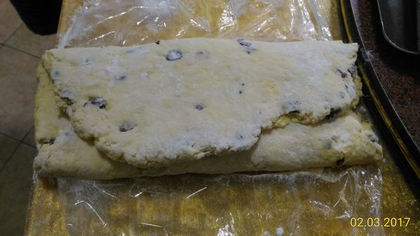 先桿成一大片(可以灑些中粉防沾黏)，折3摺桿開再折3摺，重複3次這動作。