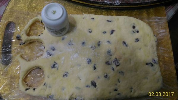 最後用杯子壓下成圓型司康。(形狀可依個人喜愛做改變)