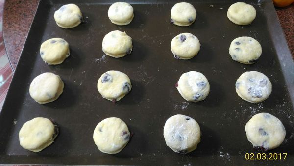 1.烤箱預熱上190/下170
2.放入烤盤內，要留一些空間，烘烤時會膨脹長大喔！
3.司康入烤前先刷上一層全蛋液