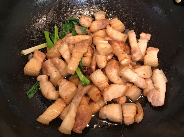 蔥先炒香再加入三角肉一起拌炒，直到肉顏色變深。