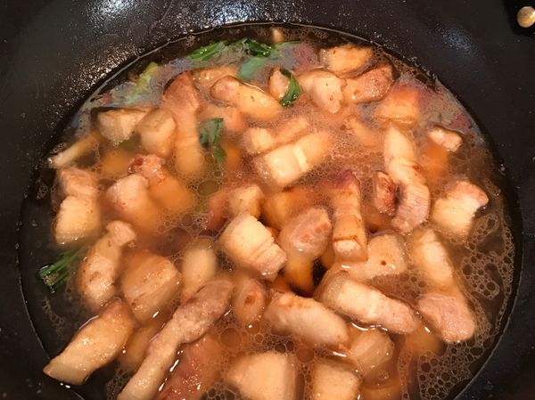 將所有調味料加入，最後加入開水淹過食材，大火滾開後轉小火蓋鍋蓋。