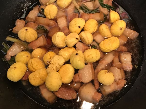 小火熬到食材露出1/3後，倒入洗淨的栗子，蓋上鍋蓋繼續熬到收汁為止。