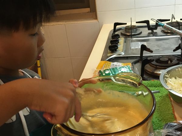 蛋丶水、麵粉攪拌均勻。