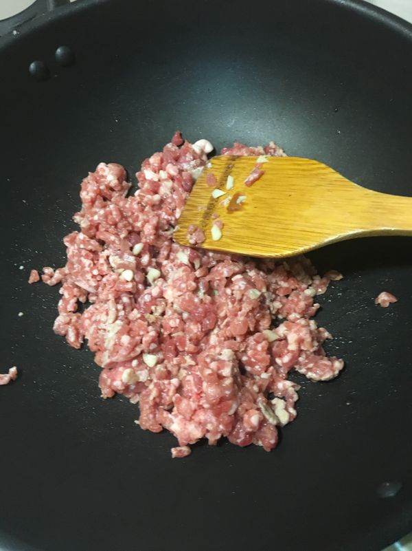 蒜末爆香，下豬絞肉ㄧ起炒香