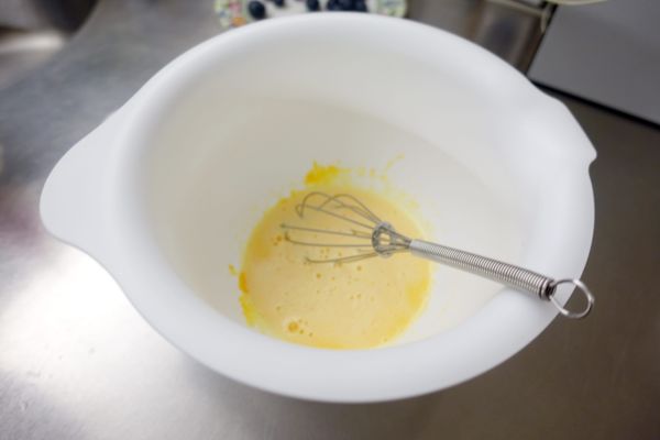 將蛋黃打散加入白砂糖攪拌溶化後加入鮮奶攪拌均勻
放入鬆餅粉攪拌至沒有顆粒