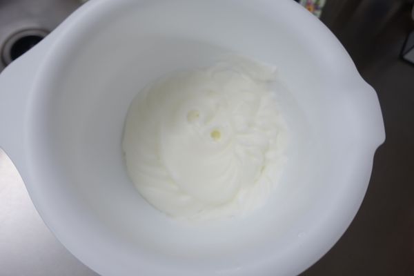 把4顆蛋白放入乾燥的盆內打發到水滴狀