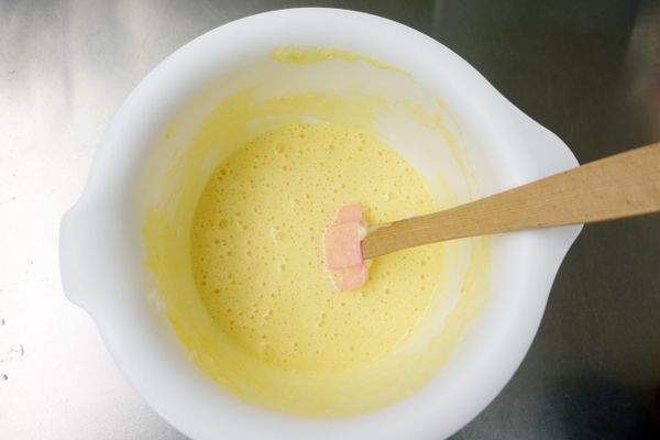 把蛋白霜加入先前拌好的麵糊中準備開始煎鬆餅