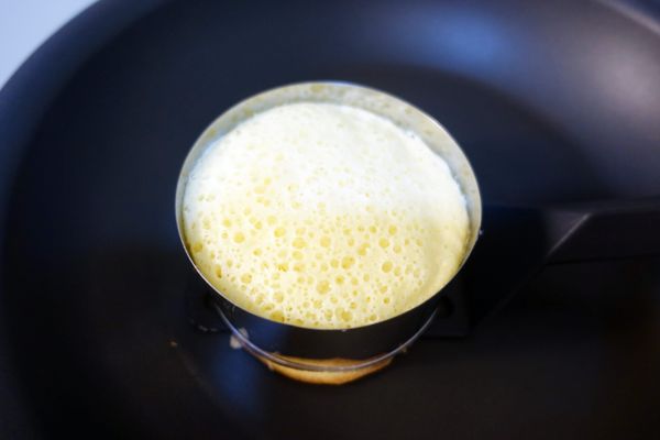 看到鬆餅頂端呈現固定泡泡狀就可以翻面
再煎3-5分鐘即可起鍋!