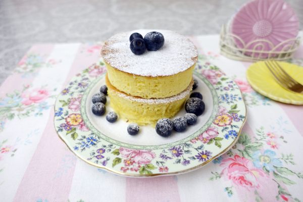 撒上糖粉蜂蜜或是奶油
擺上喜歡的水果做裝飾輕輕鬆鬆在家做美味可口的厚鬆餅