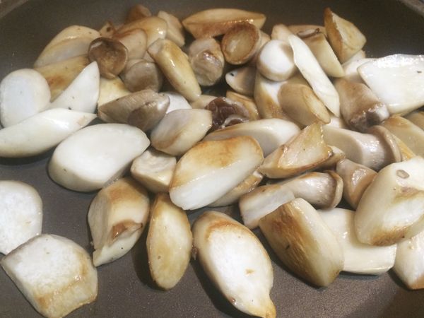 杏包菇切大片（厚度約1公分），鍋裡放1大匙油，把杏包菇放入，表面煎到金黃上色的程度