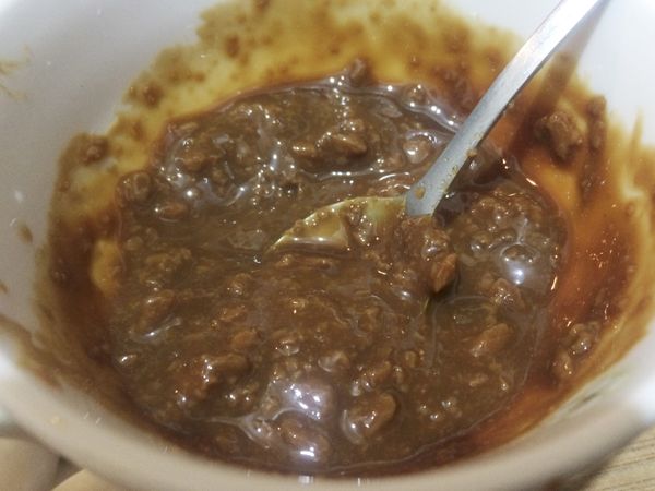 把豆腐乳，油膏，糖，米酒，水，混合拌勻