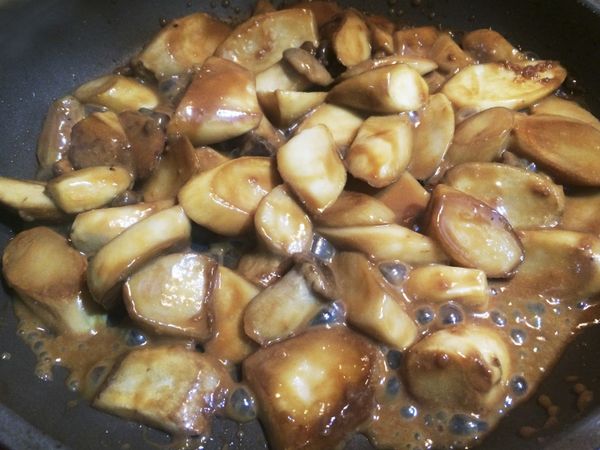 把醬料倒入鍋中，與煎好的杏包菇一起燒煮