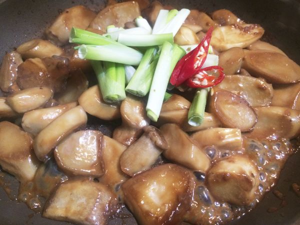 醬汁濃稠後，就可以加入蔥段跟辣椒，混合拌勻，就完成囉