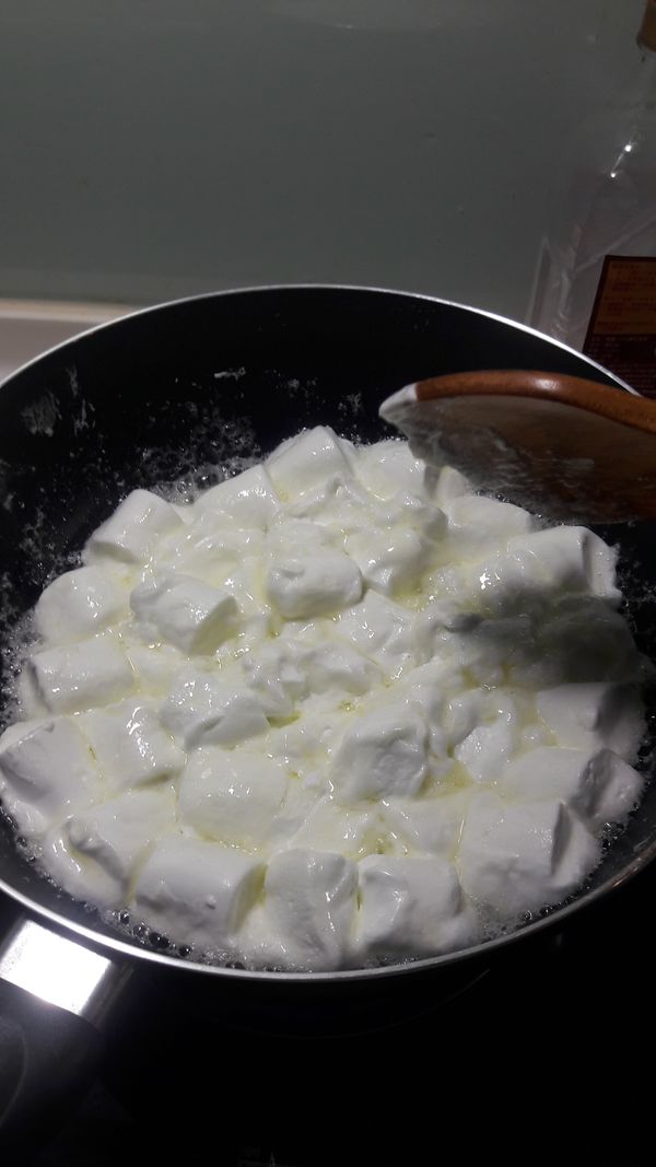 加入棉花糖(小火)，需要不停攪拌，以免鍋底棉花糖黑掉