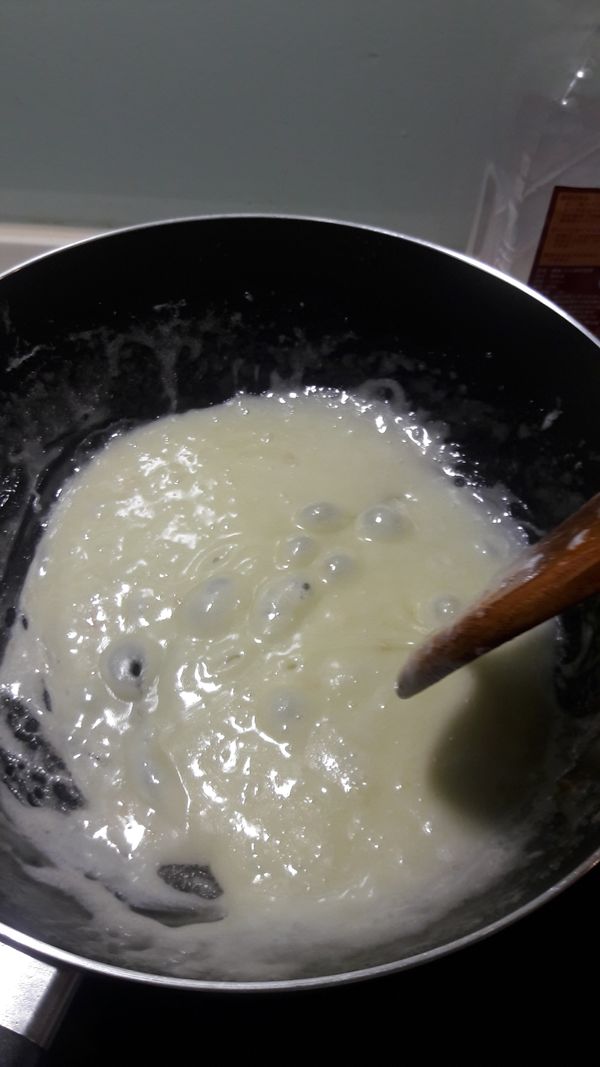 棉花糖煮到完全溶解後加入奶粉