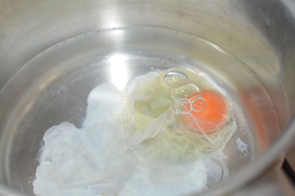 先做水煮蛋，將水煮沸後關閉瓦斯，將雞蛋先打在碗裡，再輕輕放入熱水中靜置10分鐘。