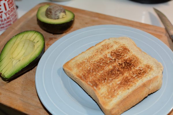 將吐司放入烤麵包機烤到酥脆。