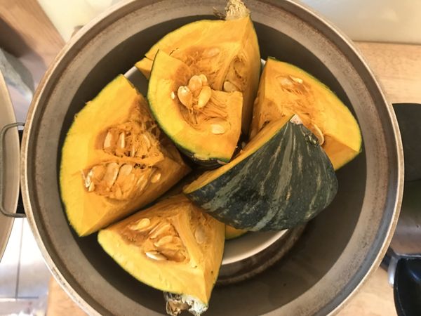 將毛茛南瓜用電鍋蒸熟。