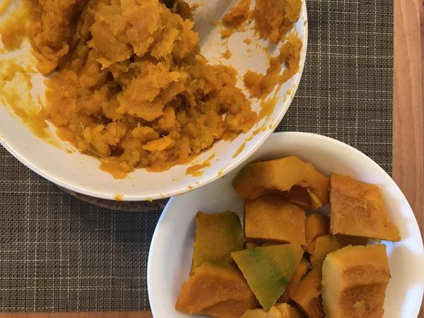 用湯匙將肉刮下來，取一半的份量趁熱壓成泥，另一半切塊。