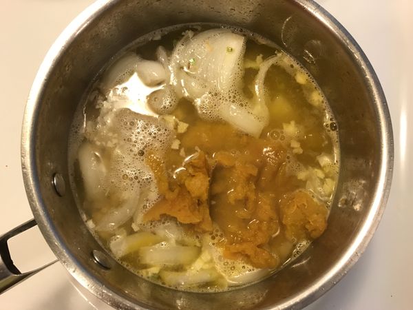 加適量的水約蓋過食材（不要太多，太多的話會太稀），南瓜泥，姜黃粉，咖喱粉，鹽與胡椒。