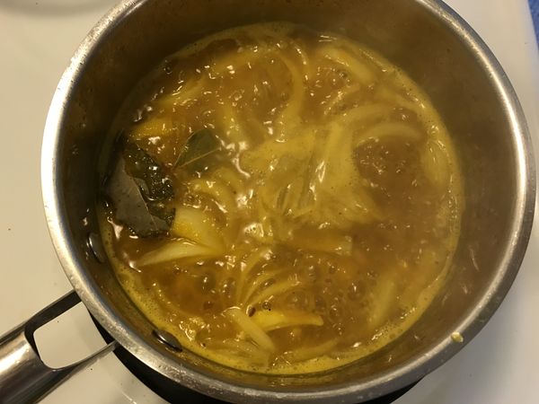 加入月桂葉和鷹嘴豆，讓水滾一下收乾一些。