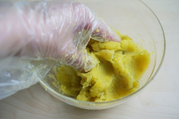 地瓜放電鍋蒸熟，取出去皮捏成泥狀。