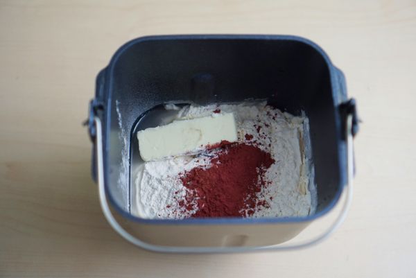 將麵糰所有材料放進麵包機內鍋，選擇「麵包麵糰」啟動。