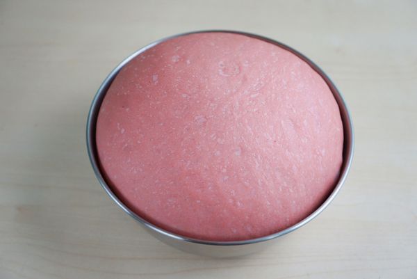 直到發酵至1.5-2倍大就可以，紅麴麵糰發酵的粉紅光澤、形狀也很完美唷！