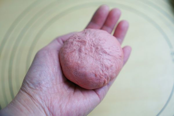 麵糰邊緣向中心包住地瓜餡封口收緊。