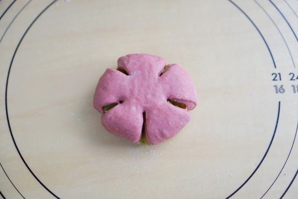 收口朝下放置再稍稍壓扁一點，用刮刀切5刀成櫻花瓣形狀。